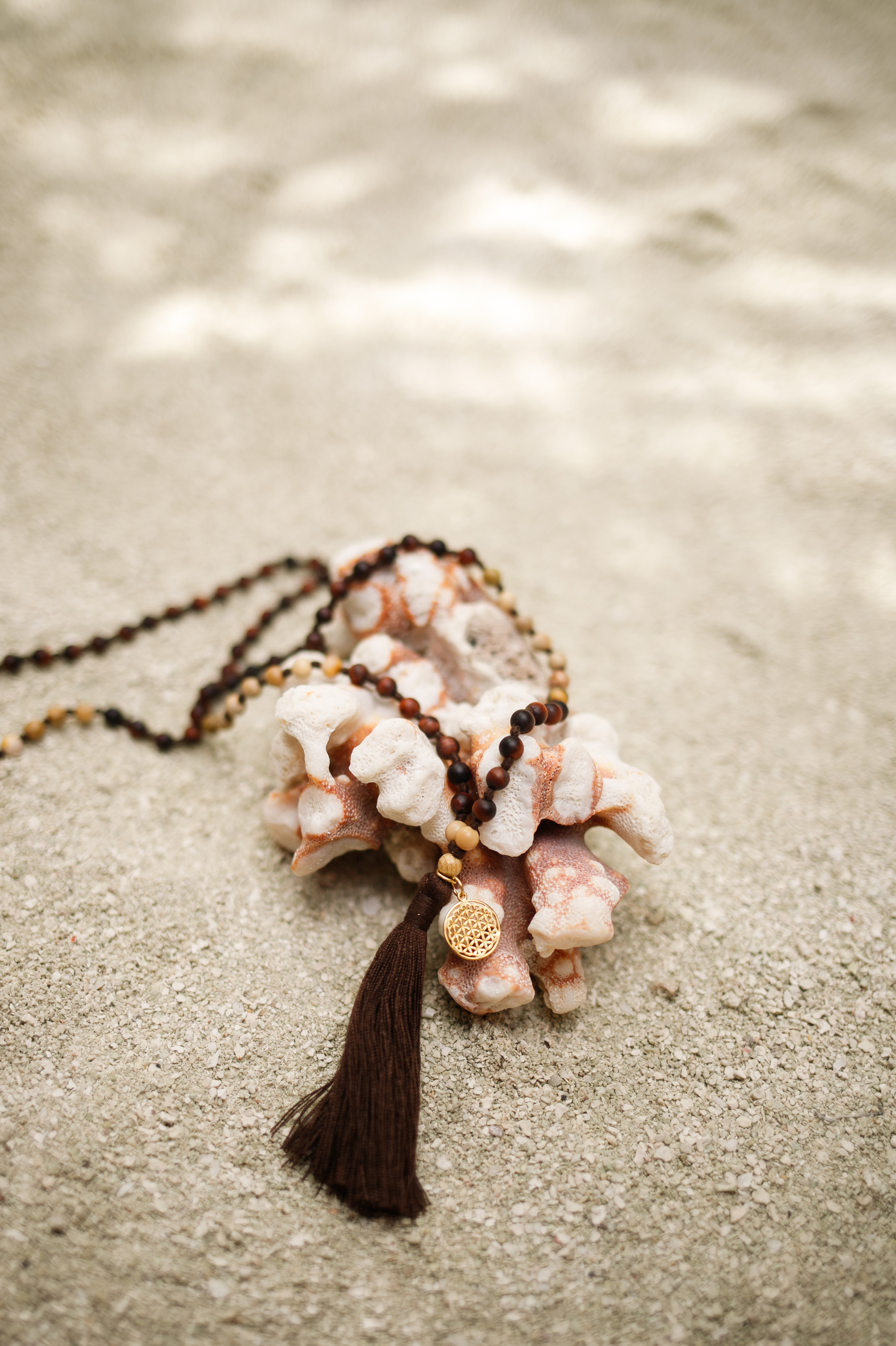 Mala Hridaya Tigerauge mit Mookait, Sandelholz