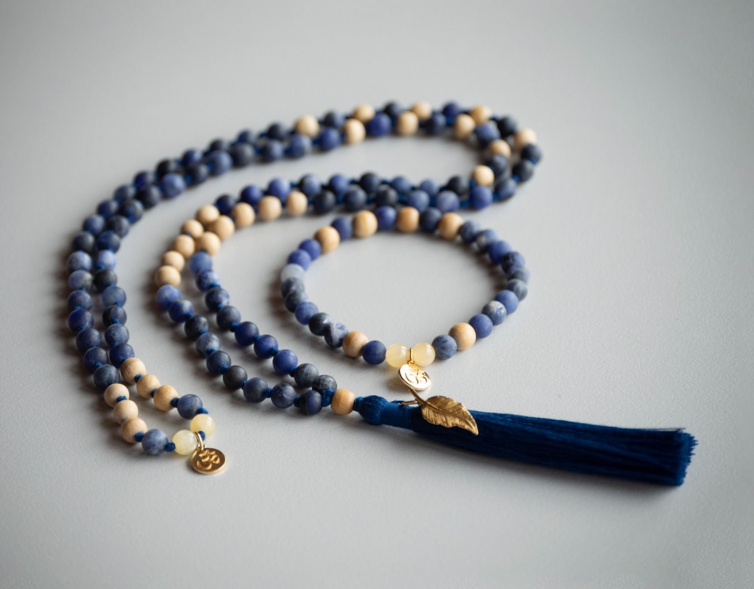 Mala Hridaya Sodalith mit Sandelholz