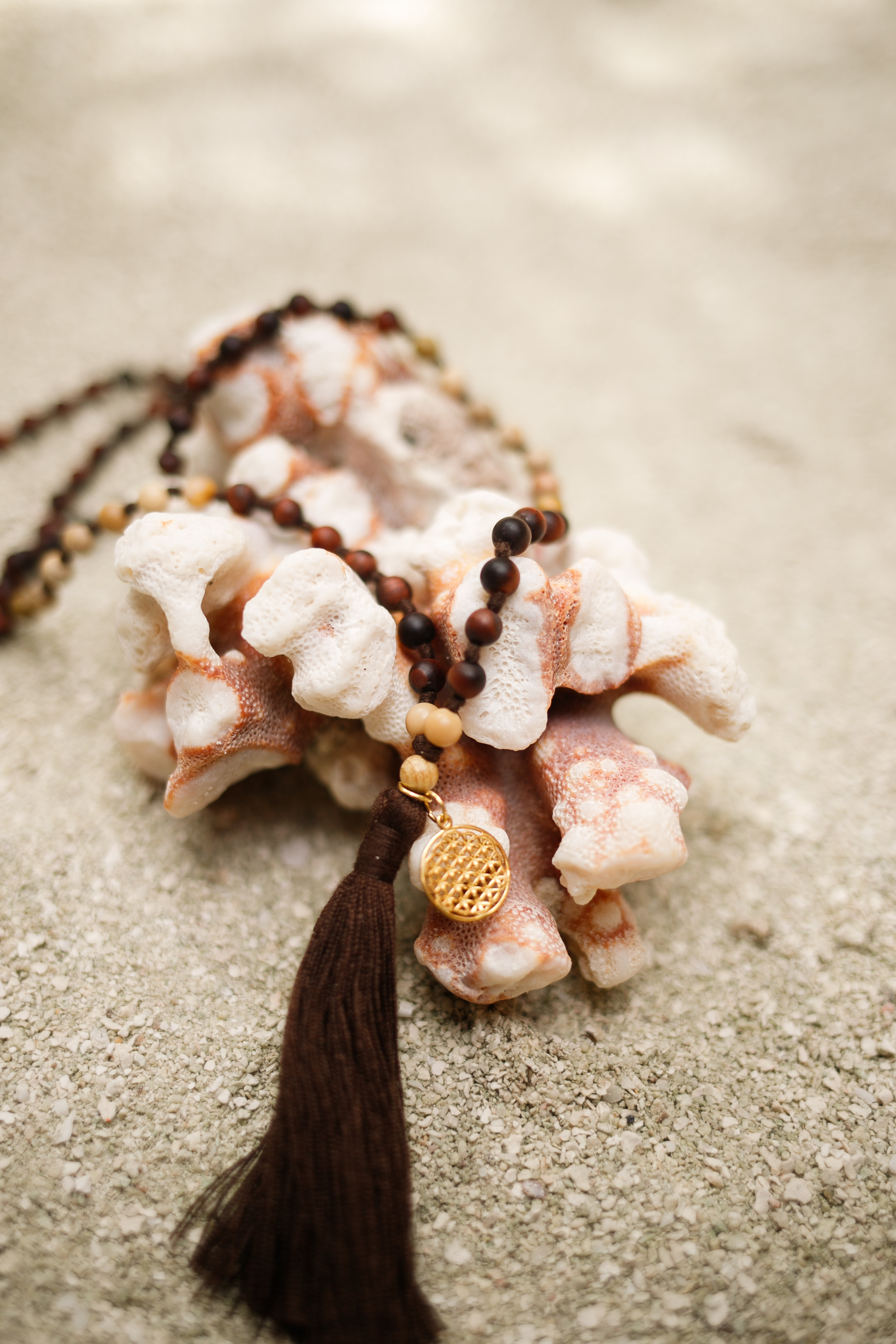 Mala Hridaya Tigerauge mit Mookait, Sandelholz