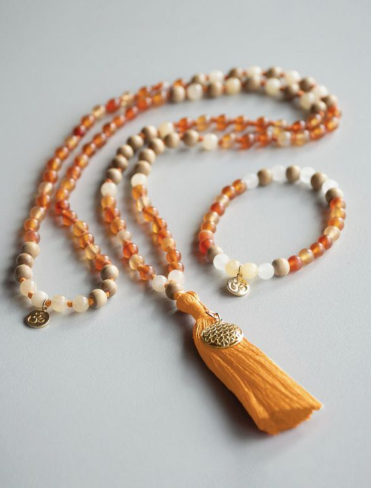 Mala Hridaya Carneol mit Orangencalcit, Sandelholz