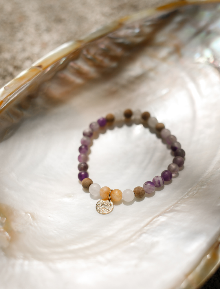 Armband Nandana Amethyst mit Schneequarz, Sandelholz