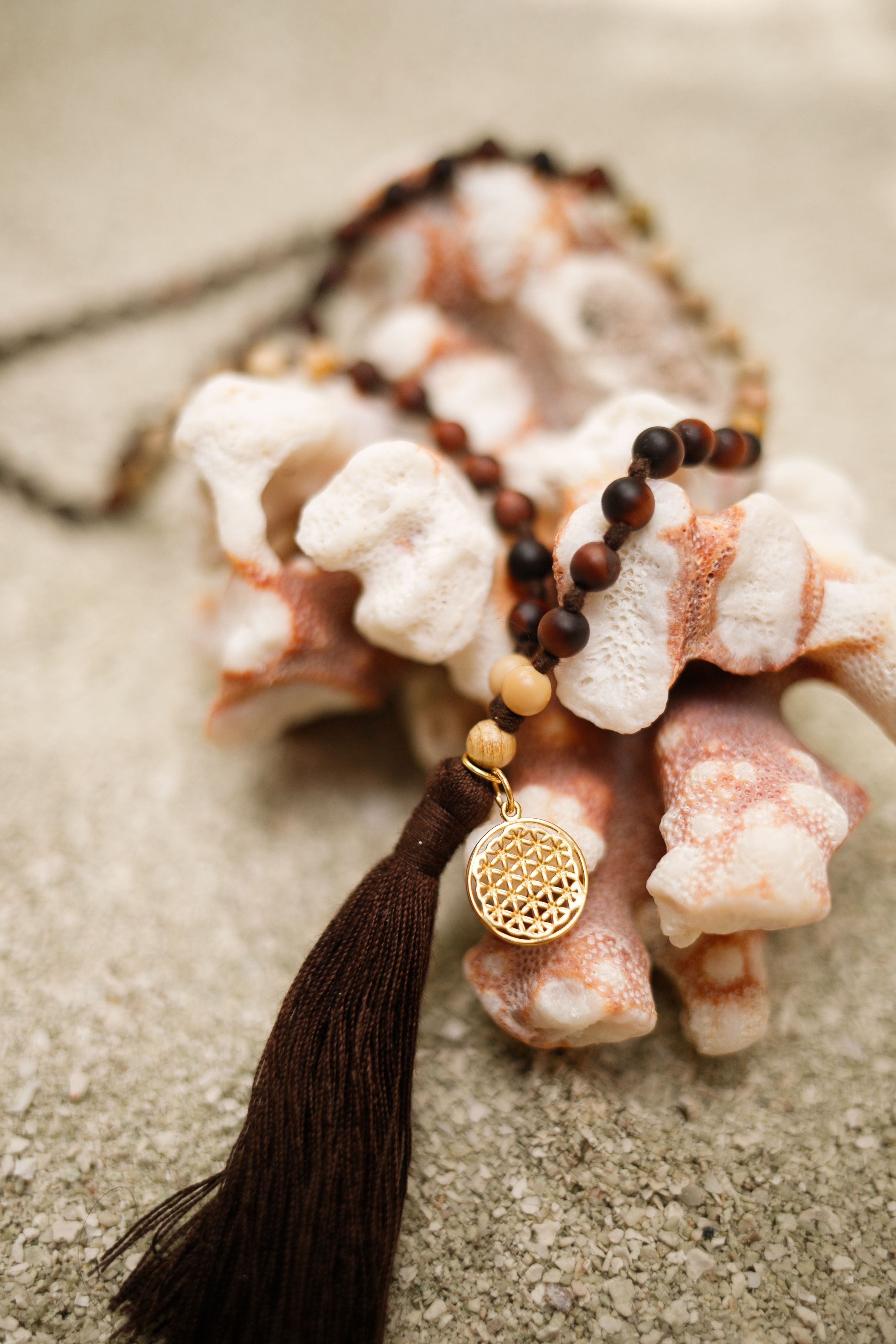 Mala Hridaya Tigerauge mit Mookait, Sandelholz