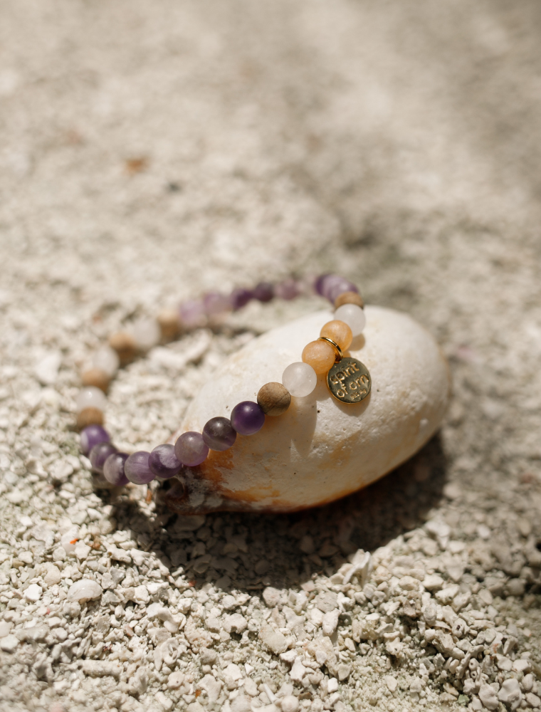 Armband Nandana Amethyst mit Schneequarz, Sandelholz