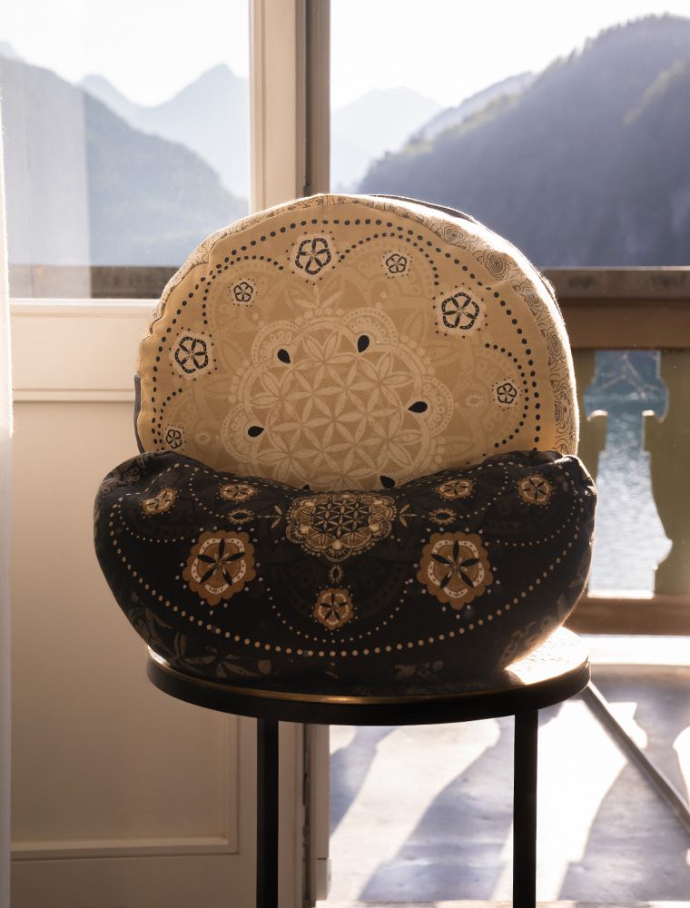 38x15 cm - Halbmond Meditationskissen gefüllt mit Bio Dinkel - schwarz-natur